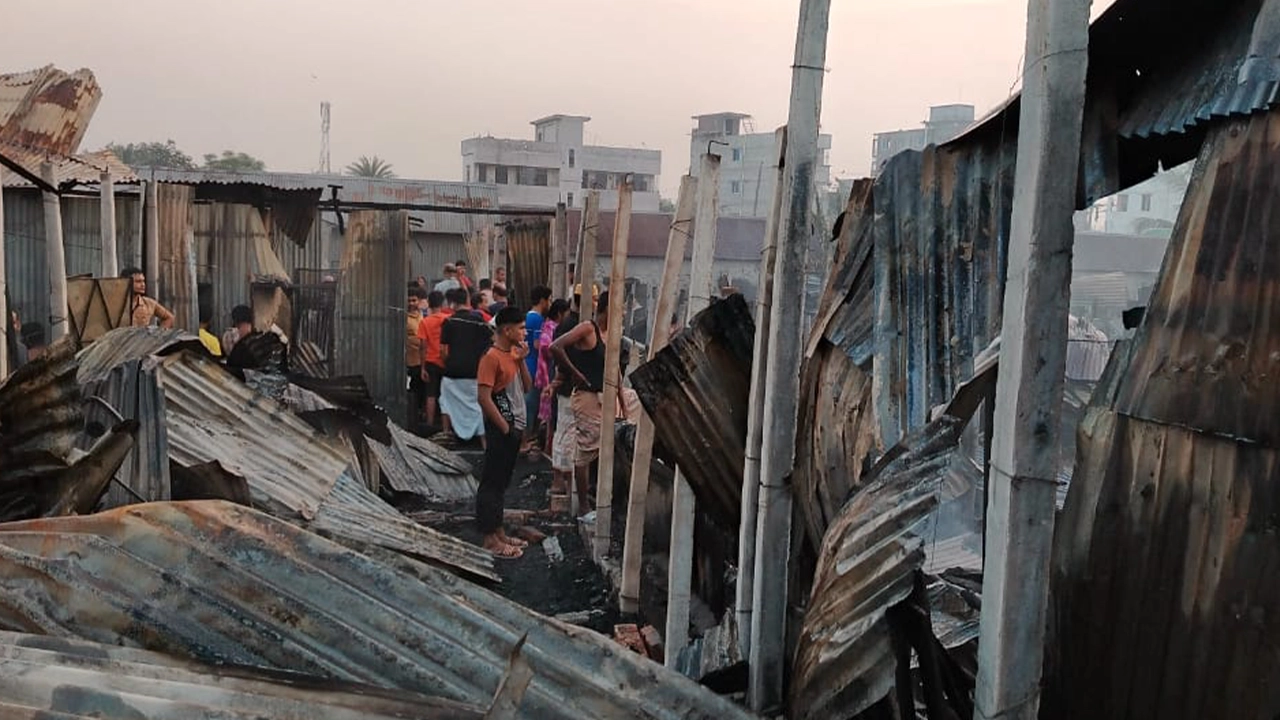 গাজীপুরে তিনটি কলোনির অর্ধশতাধিক ঘর পুড়ে গেছে। ছবি : কালবেলা