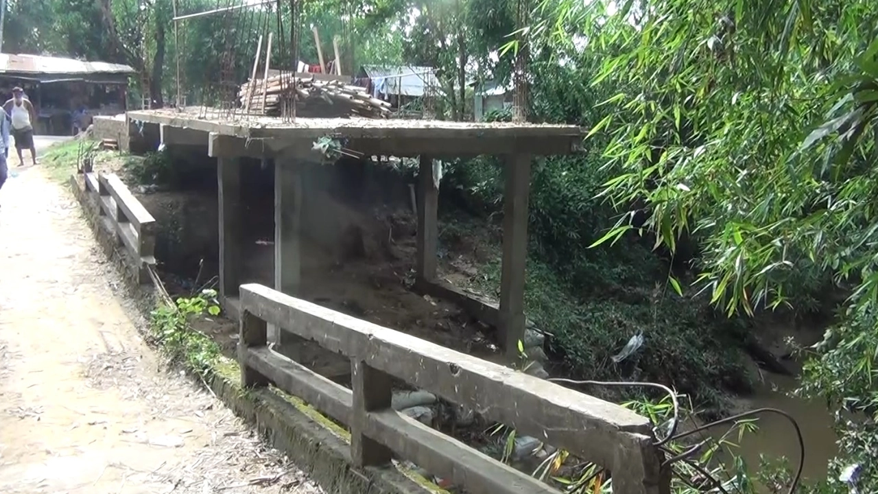 মৌলভীবাজারের শ্রীমঙ্গলে খাসজমিতে স্থাপনা নির্মাণ। ছবি : কালবেলা
