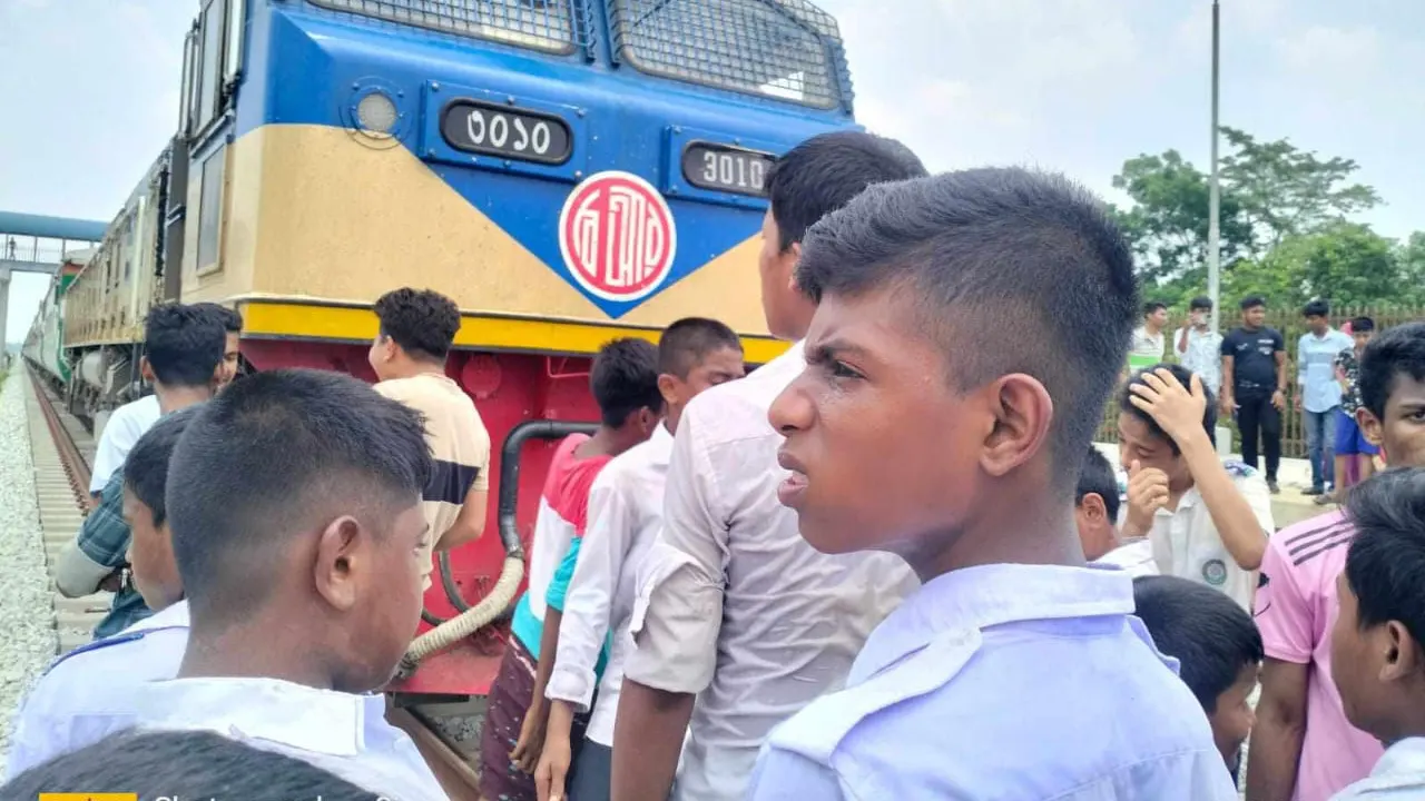 ট্রেনের ধাক্কায় স্কুলছাত্রী নিহতের ঘটনায় সহপাঠীরা ট্রেন আটকে বিক্ষোভ করে। ছবি : কালবেলা