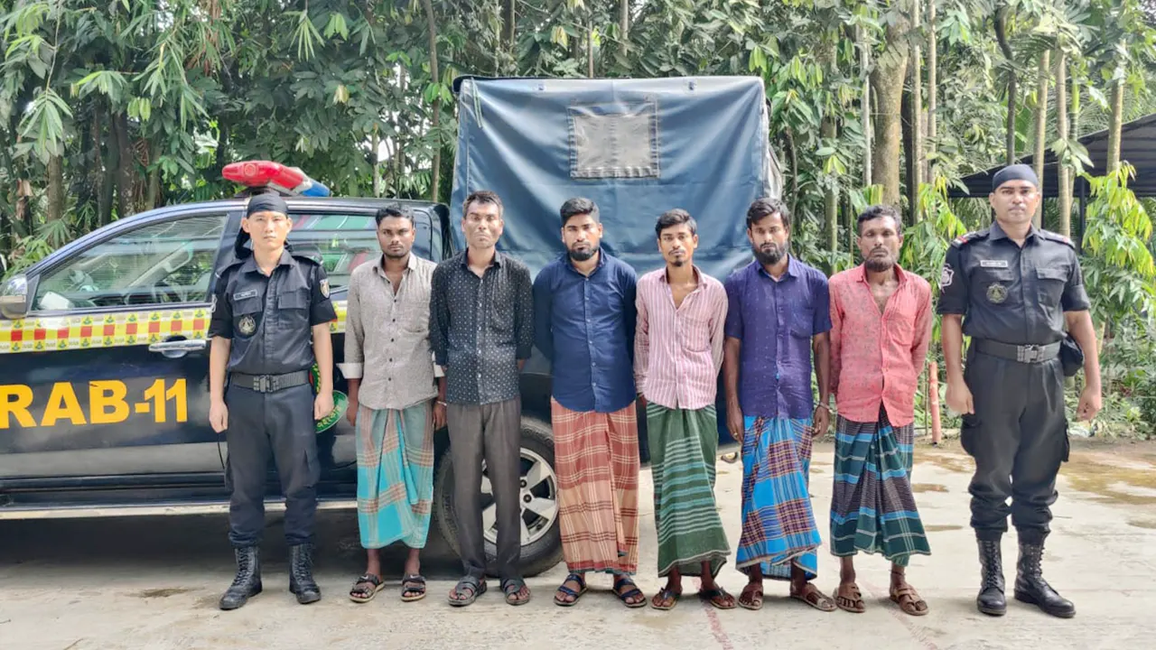ডাকাতির প্রস্তুতিকালে নোয়াখালী থেকে আন্তঃজেলা ডাকাত দলকে গ্রেপ্তার করে র‌্যাব। ছবি : কালবেলা