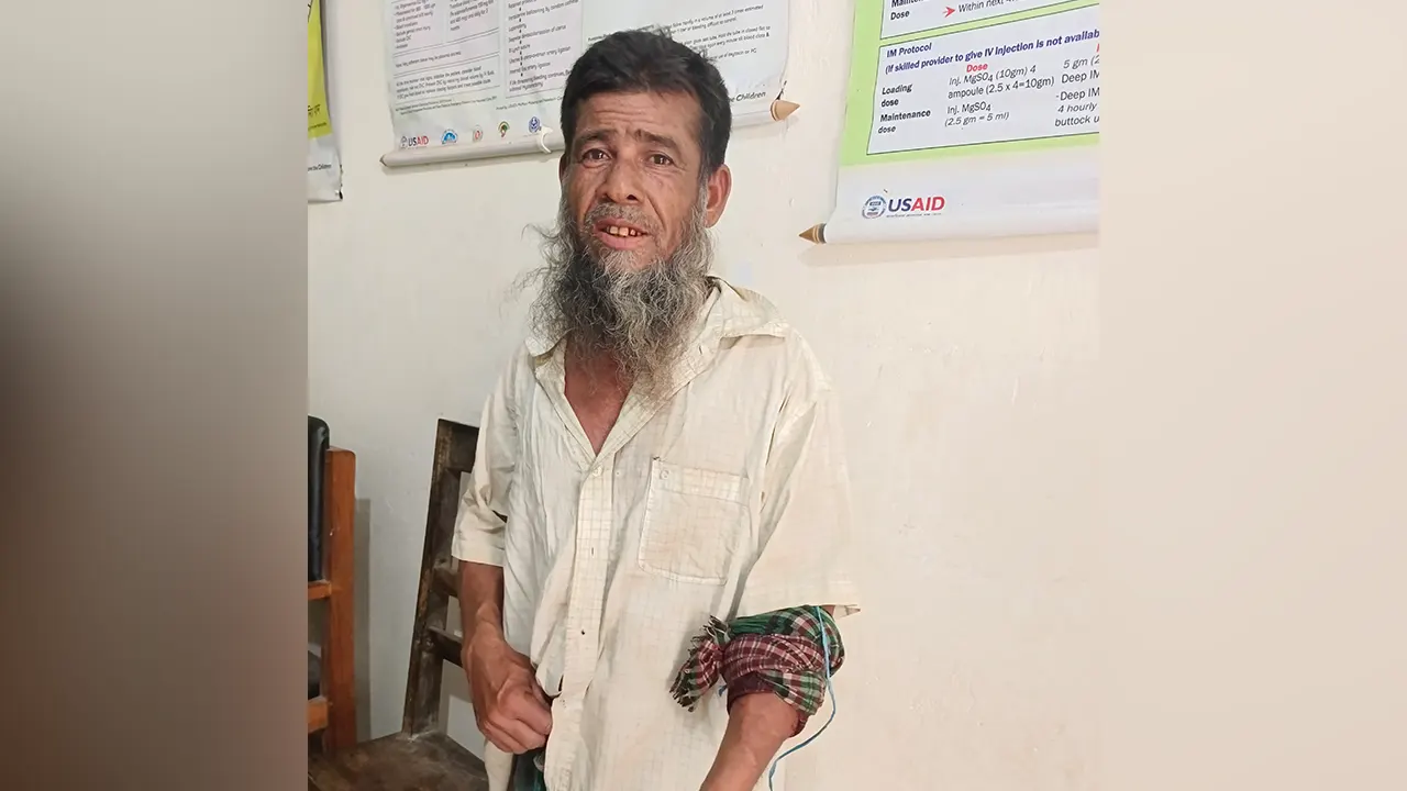 কুকুরের কামড়ে আহত হয়ে হাসপাতালে চিকিৎসা নিতে আসা রোগী। ছবি : কালবেলা