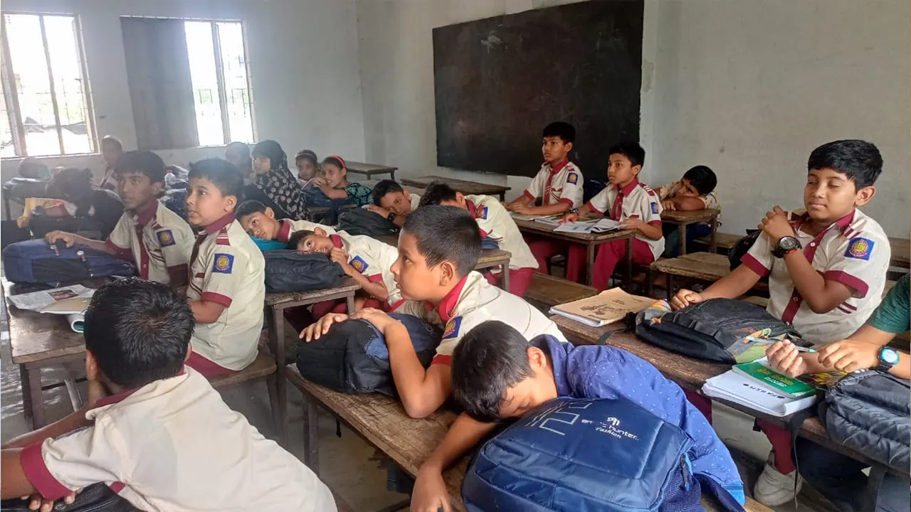তীব্র গরমে হোসেনপুর মডেল সরকারি প্রাথমিক বিদ্যালয়ের শিক্ষার্থীরা অসুস্থ হয়ে পড়ে। ছবি : কালবেলা