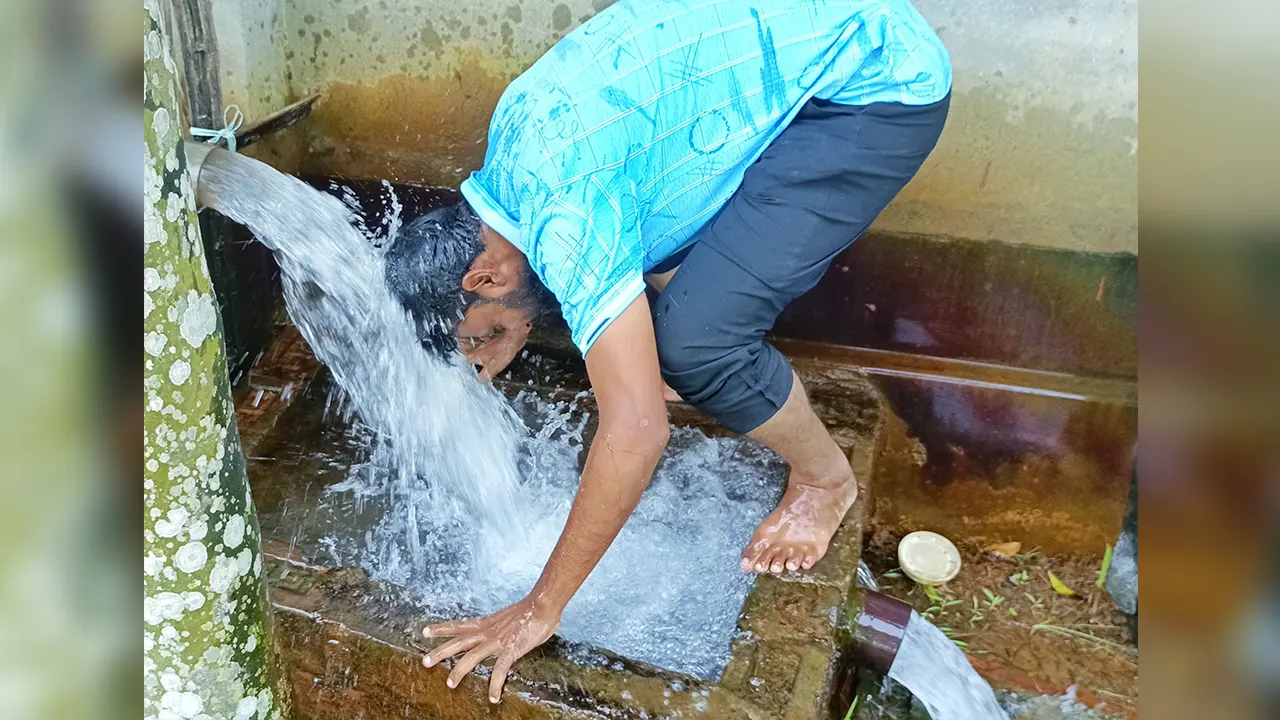 দাবদাহ থেকে রক্ষা পেতে মাথায় পানি ঢালছেন পথিক। ছবি : কালবেলা