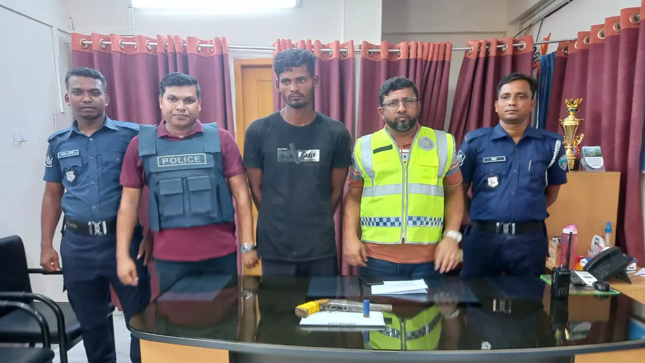 ডাকাত সর্দার নজরুল ইসলাম প্রকাশ টাওয়ারকে অস্ত্রসহ গ্রেপ্তার করে পুলিশ। ছবি : কালবেলা