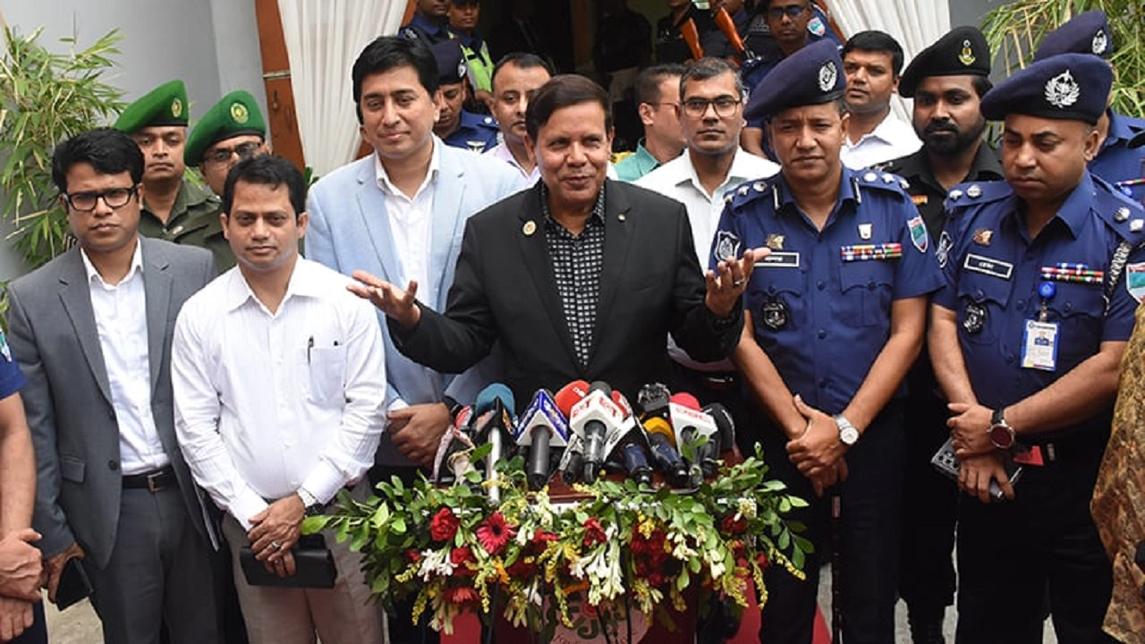 যশোর শিল্পকলা একাডেমির মিলনায়তনে উপজেলা নির্বাচন সংশ্লিষ্টদের সঙ্গে মতবিনিময় শেষে গণমাধ্যমকর্মীদের সঙ্গে কথা বলেন নির্বাচন কমিশনার মো. আহসান হাবিব খান। ছবি : সংগৃহীত