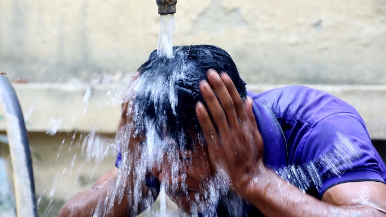 তীব্র গরমে মতিঝিল এলাকায় পানির কল থেকে মাথায় পানি দিচ্ছেন একজন শ্রমিক। ছবি : কালবেলা