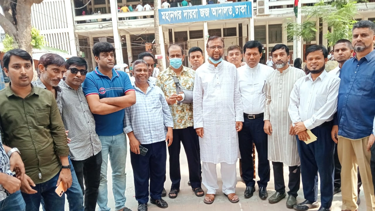 নেতাকর্মীদের সঙ্গে আবদুস সালাম। ছবি : কালবেলা