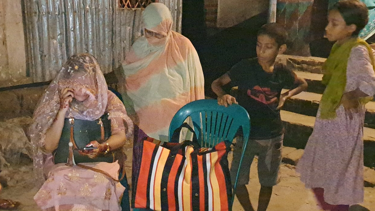 শরীয়তপুরে স্ত্রীর স্বীকৃতির দাবিতে অনশনরত নারী। ছবি : কালবেলা