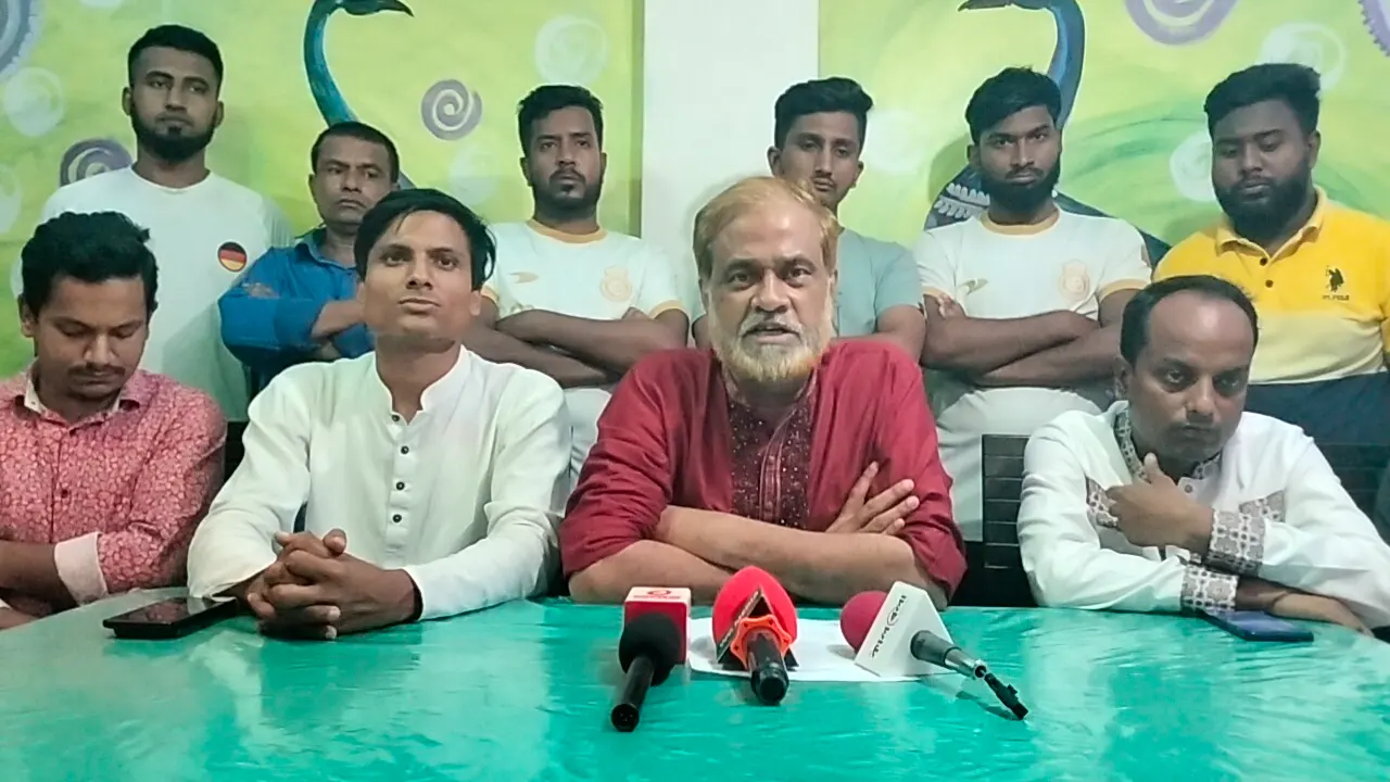 সংবাদ সম্মেলনে কথা বলেন সাবেক উপজেলা চেয়ারম্যান ঘোড়া মার্কার প্রার্থী মোহাদ্দেছ হোসেন। ছবি : কালবেলা