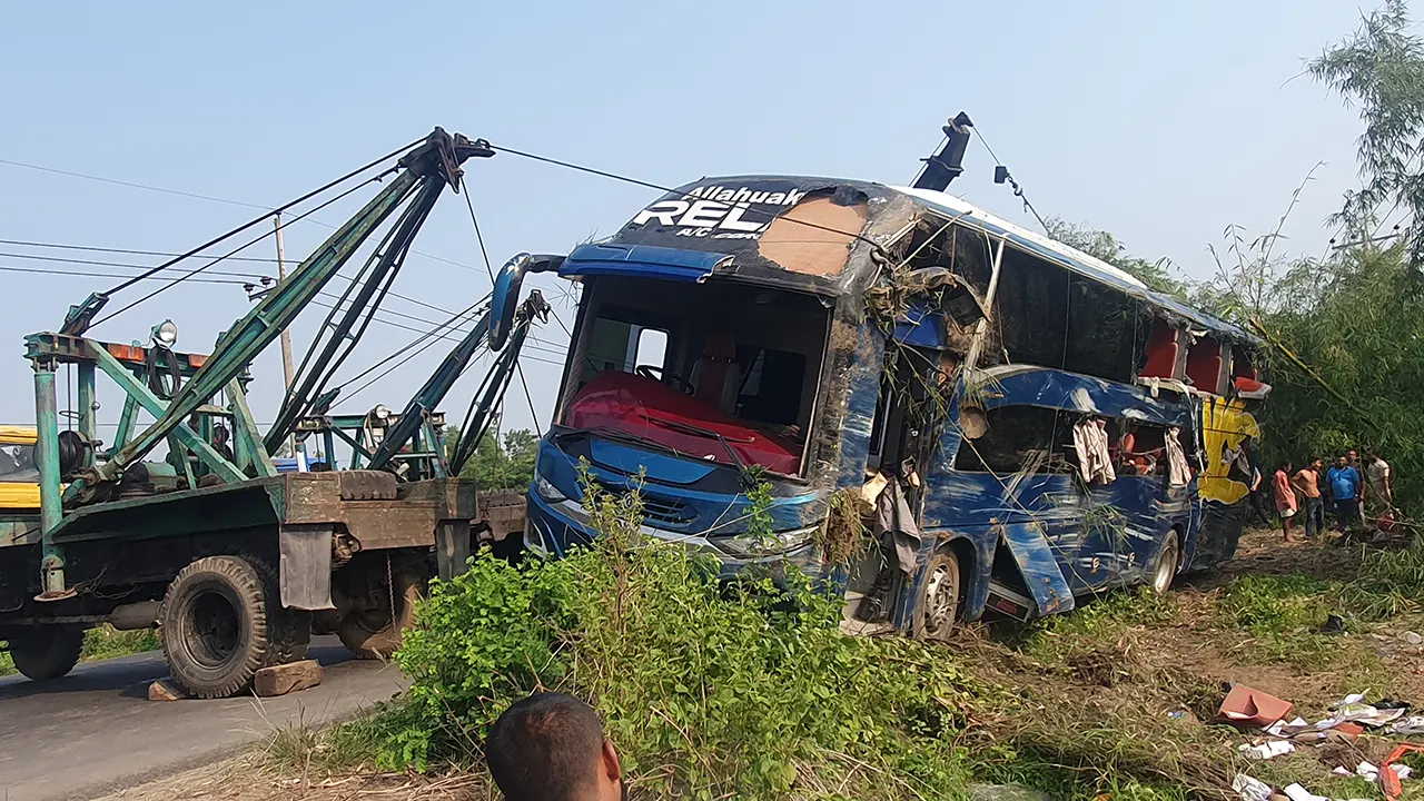 সাতসকালে সড়কে ঝরল ৫ প্রাণ