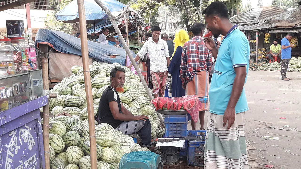 তরমুজ বিক্রেতা ও ক্রেতা। ছবি : কালবেলা
