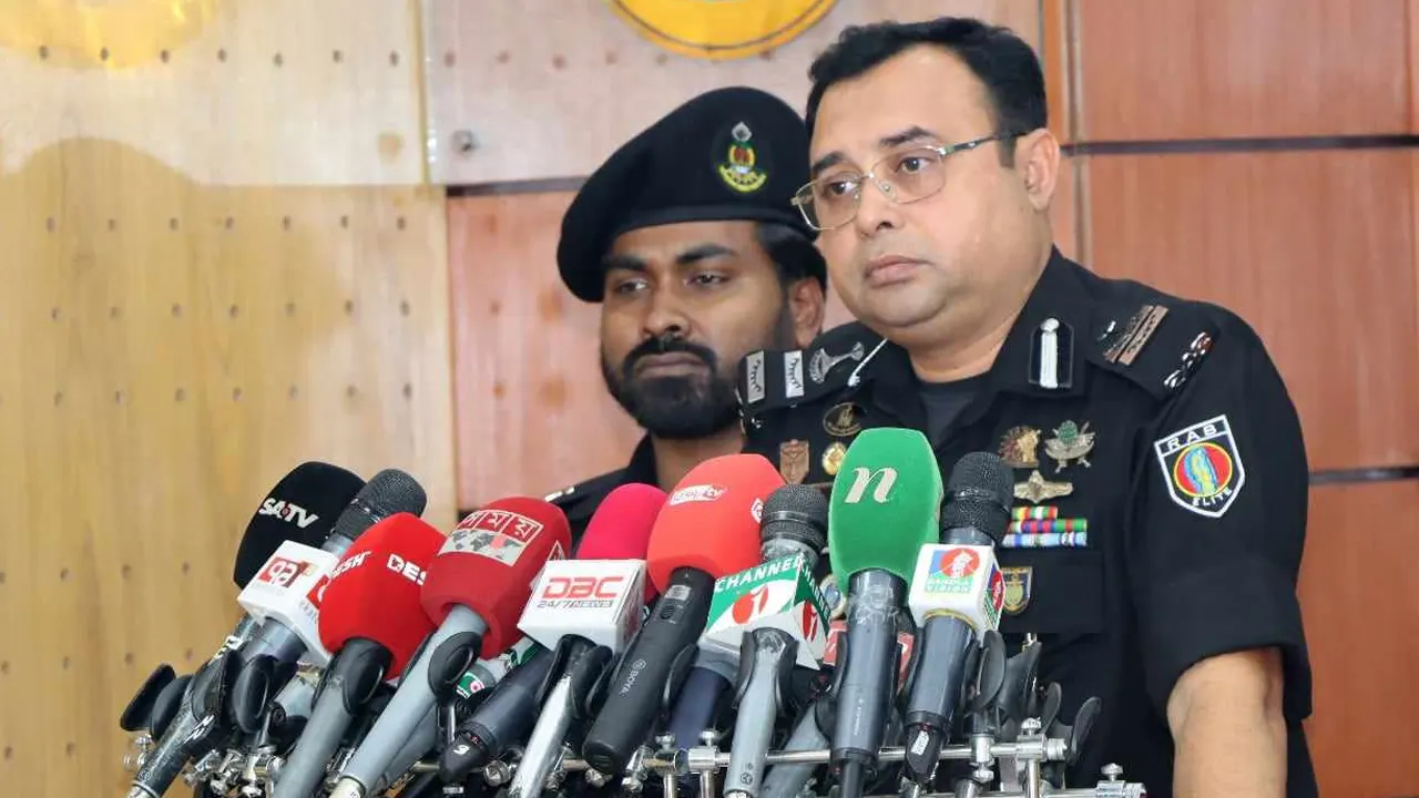 র‍‍্যাব মিডিয়া সেন্টারে আয়োজিত সংবাদ সম্মেলনে কমান্ডার আরাফাত ইসলাম। ছবি : কালবেলা