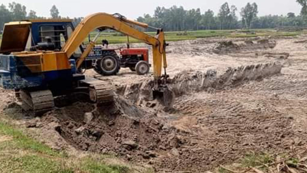 রংপুরের তারাগঞ্জে অবৈধভাবে বালু উত্তোলন। ছবি : কালবেলা