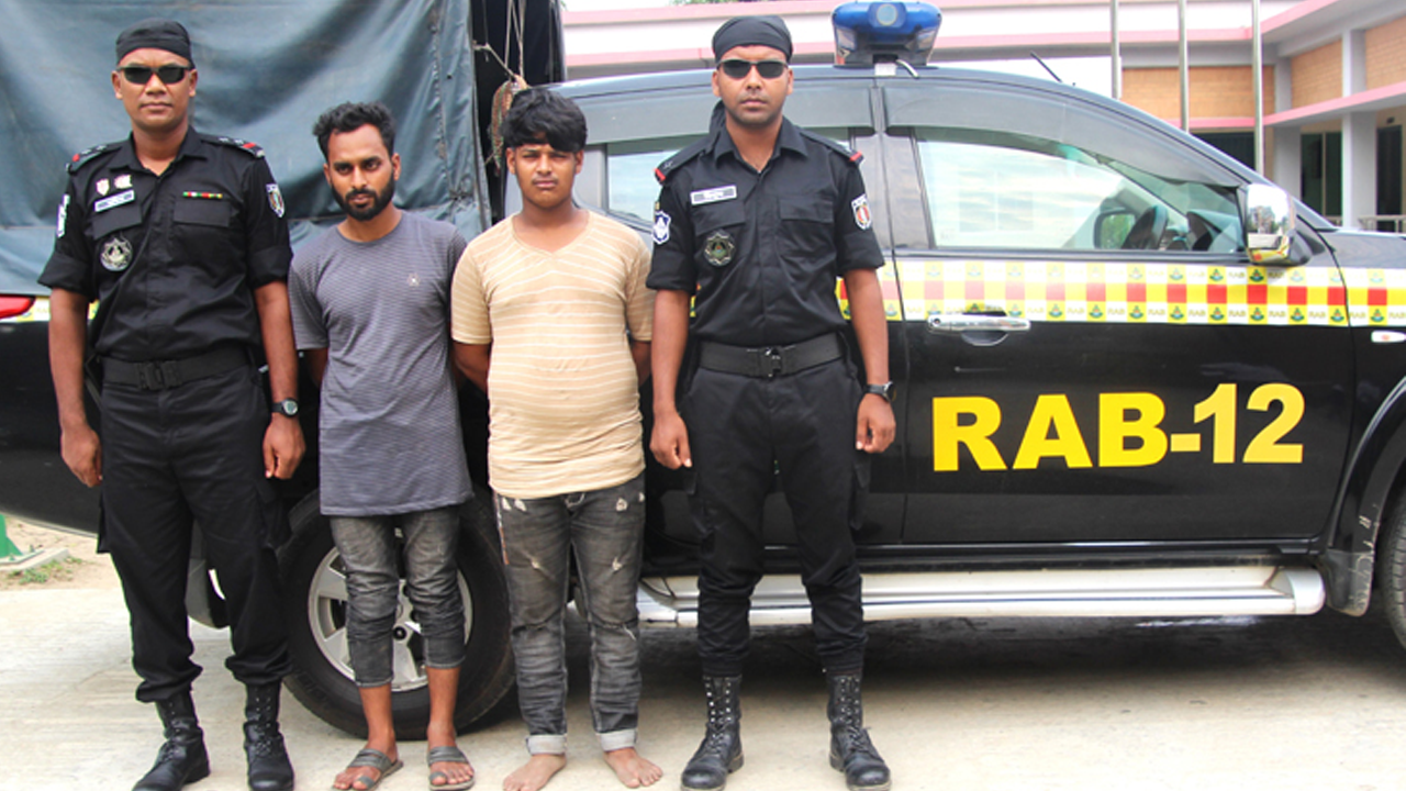 র‍্যাবের হাতে আটককৃতরা। ছবি : কালবেলা