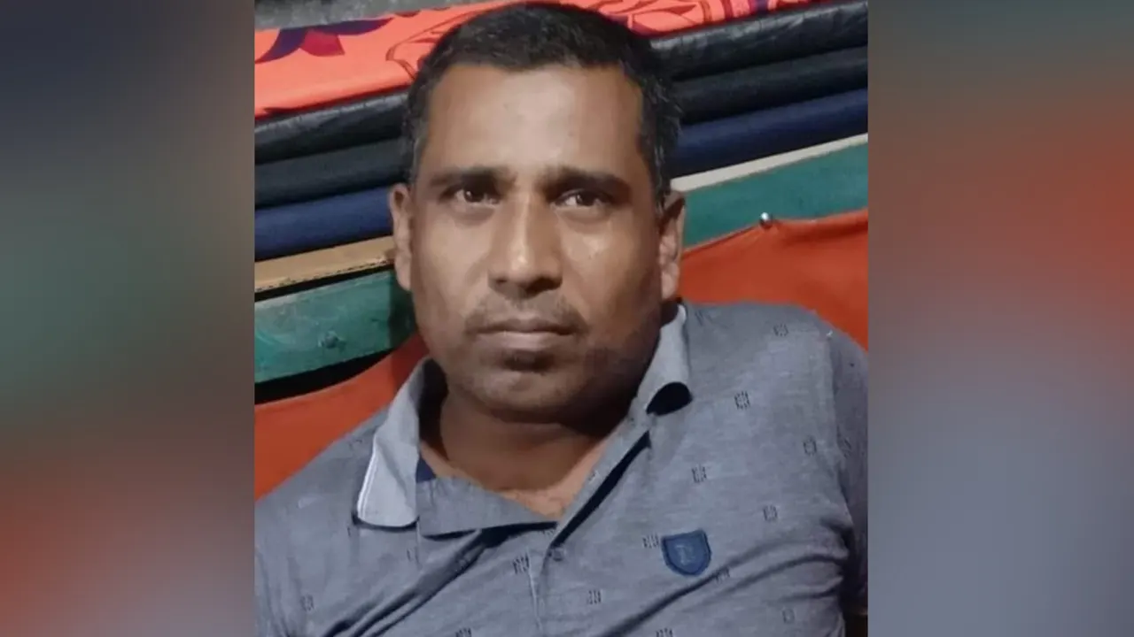 ফুলপুর গোয়াতলা রঘুরাম সরকারি প্রাথমিক বিদ্যালয়ের প্রধান শিক্ষক কামাল উদ্দিন। ছবি : কালবেলা