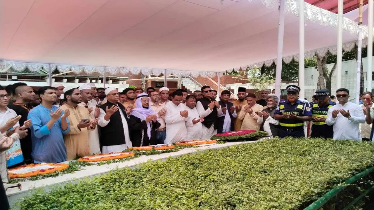 টুঙ্গিপাড়ায় বঙ্গবন্ধুর কবর জিয়ারত করেন সিডিএ চেয়ারম্যান মোহাম্মদ ইউনুছ। ছবি : কালবেলা