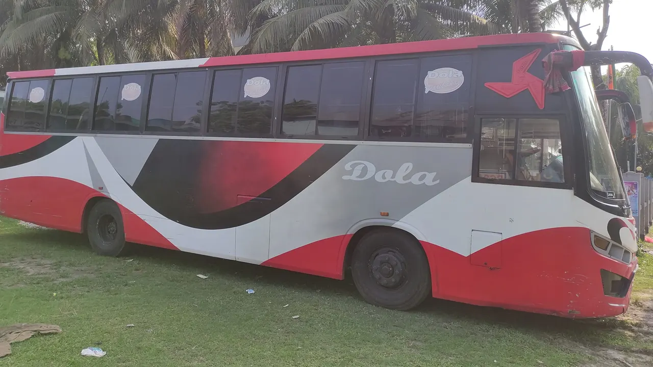যুবলীগ কর্মীকে পিষ্ট করা দোলা পরিবহনের বাসটি জব্দ করেছে পুলিশ। ছবি : কালবেলা
