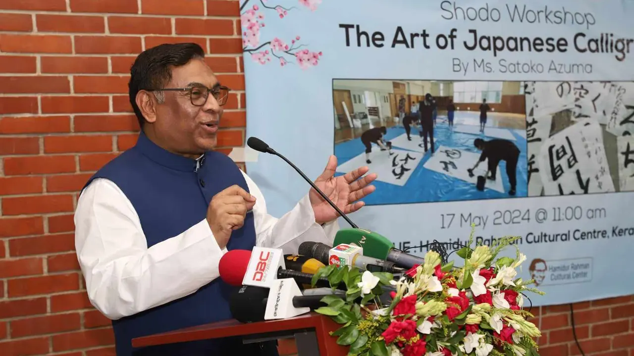 ঢাকার কেরানীগঞ্জে হামিদুর রহমান সাংস্কৃতিক কেন্দ্র ও জাপান দূতাবাসের যৌথ আয়োজনে ক্যালিগ্রাফি কর্মশালার উদ্বোধনী অনুষ্ঠানে কথা বলেন নসরুল হামিদ। ছবি : সংগৃহীত
