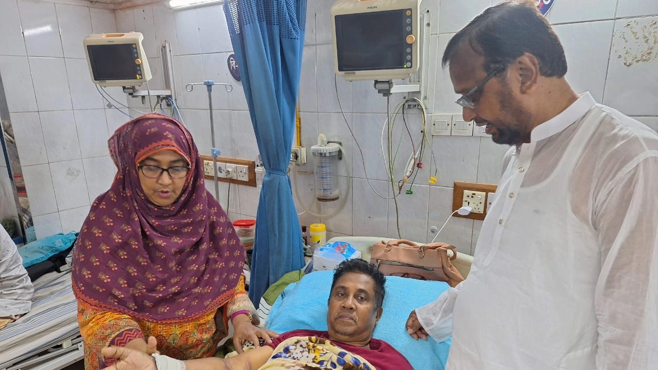 কৃষক দলের কেন্দ্রীয় সদস্য হানিফ ব্যাপারীকে দেখতে বিএসএমএমইউ হাসপাতালে যান ঢাকা মহানগর দক্ষিণ বিএনপির আহ্বায়ক আব্দুস সালাম। ছবি : সংগৃহীত