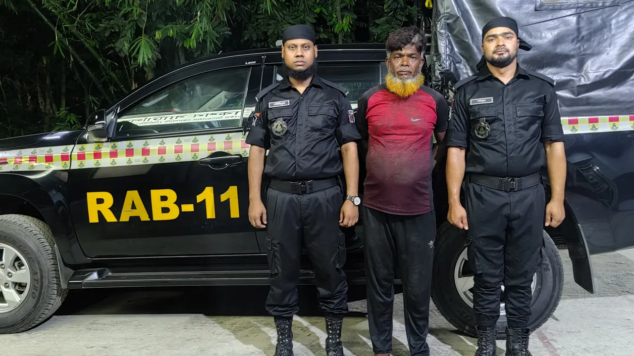 র‌্যাবের হাতে গ্রেপ্তার আসামি সামছুদ্দিন। ছবি : কালবেলা
