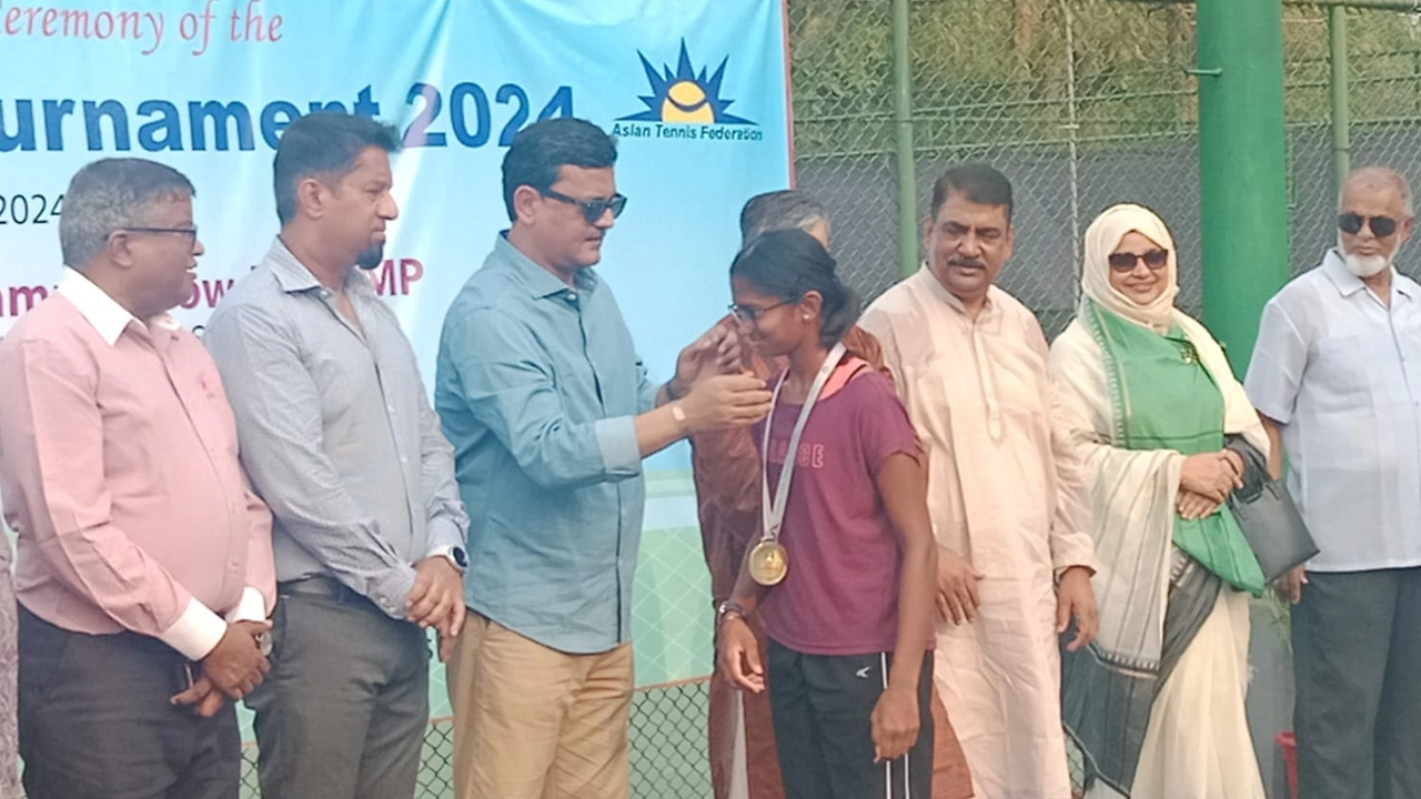 এশিয়ান অনূর্ধ্ব-১৪ টেনিস প্রতিযোগিতা-২০২৪ এর বিজয়ীদের মাঝে পুরস্কার বিতরণ করেন খালিদ মাহমুদ চৌধুরী। ছবি : কালবেলা