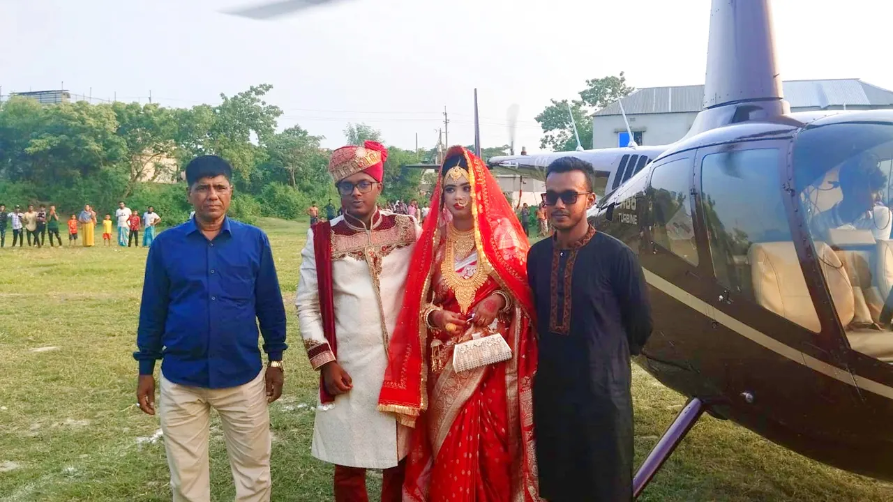 নতুন বউকে নিয়ে হেলিকপ্টারে করে বাড়ি ফেরেন বর আবু মুসা। ছবি : কালবেলা