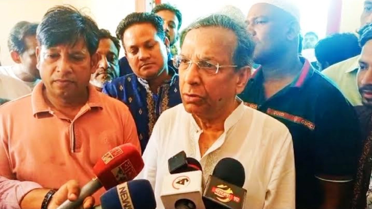 কসবায় জুমার নামাজের পূর্বে সমবেত দলীয় নেতা-কর্মী ও মুসল্লিদের উদ্দেশে কথা বলেন আইনমন্ত্রী আনিসুল হক। ছবি : কালবেলা
