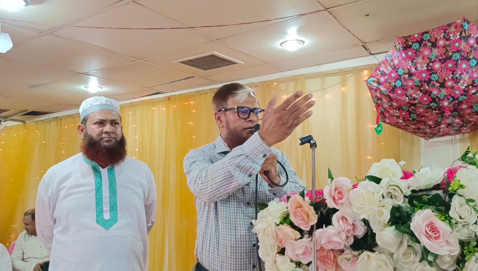 স্বাগত বক্তব্য রাখছেন সভাপতি পদপ্রার্থী মো. মিজানুর রহমান। এ সময় পাশে উপস্থিত ছিলেন সিনিয়র সহ-সভাপতি পদপ্রার্থী এস এম মোখলেছুর রহমান লাভলু। ছবি : আকন্দ সোহাগ