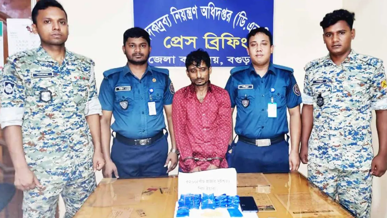 ইয়াবাসহ ওয়ালিউল আলী সরদারকে গ্রেপ্তার করে মাদকদ্রব্য নিয়ন্ত্রণ অধিদপ্তর। ছবি : কালবেলা