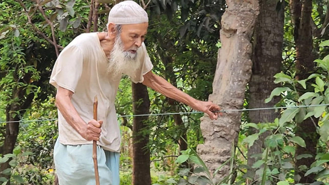 দড়ি বেয়ে মসজিদে যাচ্ছেন অন্ধ মুয়াজ্জিন। ছবি : সংগৃহীত