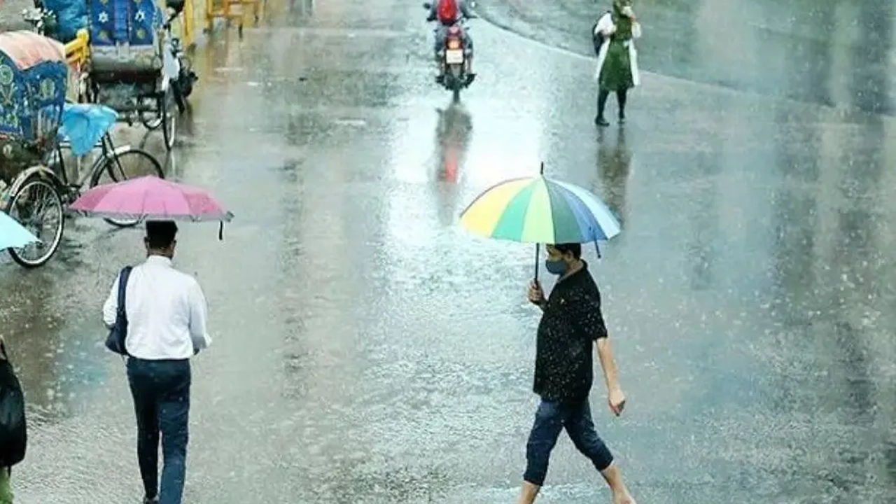 বৃষ্টিতে ছাতা মাথায় পথচারীরা। পুরোনো ছবি