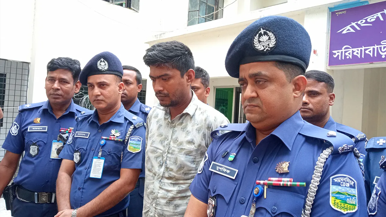 যুবলীগ নেতা মামুনকে গ্রেপ্তার করে আদালতের মাধ্যমে কারাগারে নেওয়া হচ্ছে। ছবি : কালবেলা