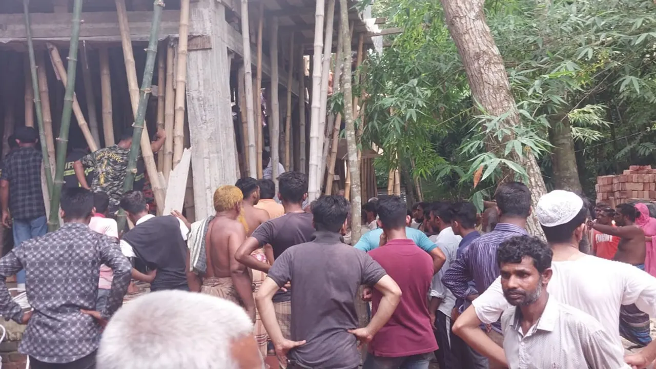 সেপটিক ট্যাংকে দুই শ্রমিকের মৃত্যুর ঘটনায় ঘটনাস্থলে স্থানীয়দের ভিড়। ছবি : কালবেলা