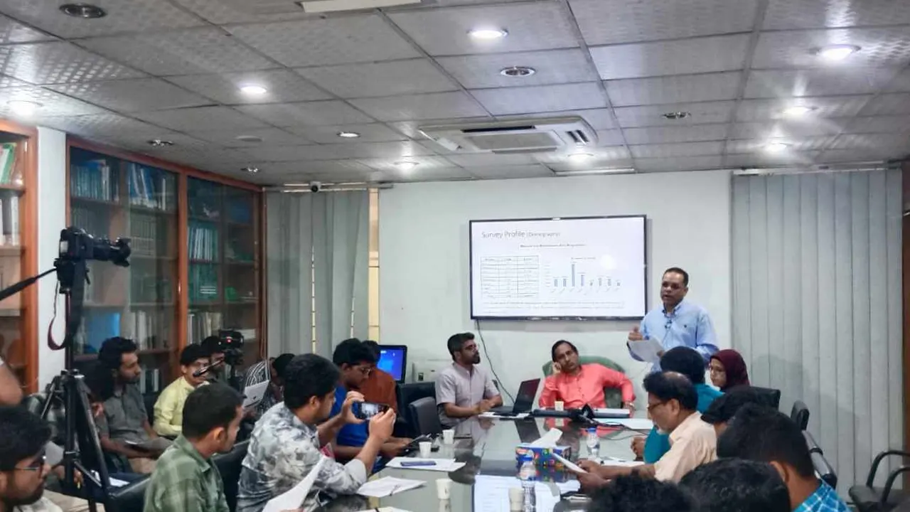 ঢাকা বিশ্ববিদ্যালয়ে মার্কেটিং বিভাগে আয়োজিত এক সংবাদ সম্মেলন। ছবি : কালবেলা