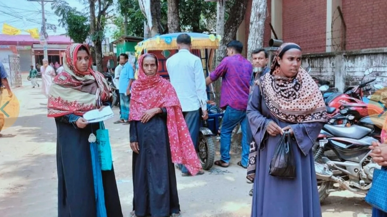 ভূমি কর্মকর্তার নির্দেশনায় পেনশন স্কিমে নিবন্ধনের জন্য সোনালী ব্যাংকে আসেন আশ্রয়ণের কয়েকজন বাসিন্দা। ছবি : কালবেলা