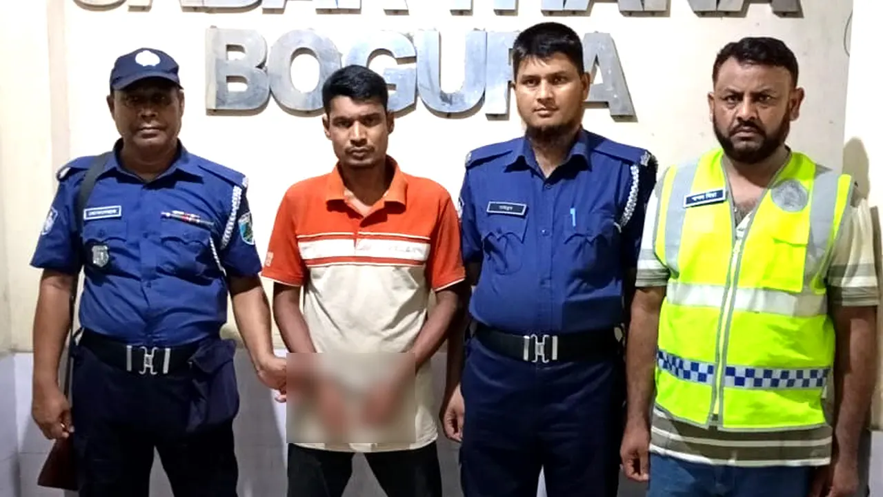 সবুজ সওদাগরকে গ্রেপ্তার করে পুলিশ। ছবি : কালবেলা