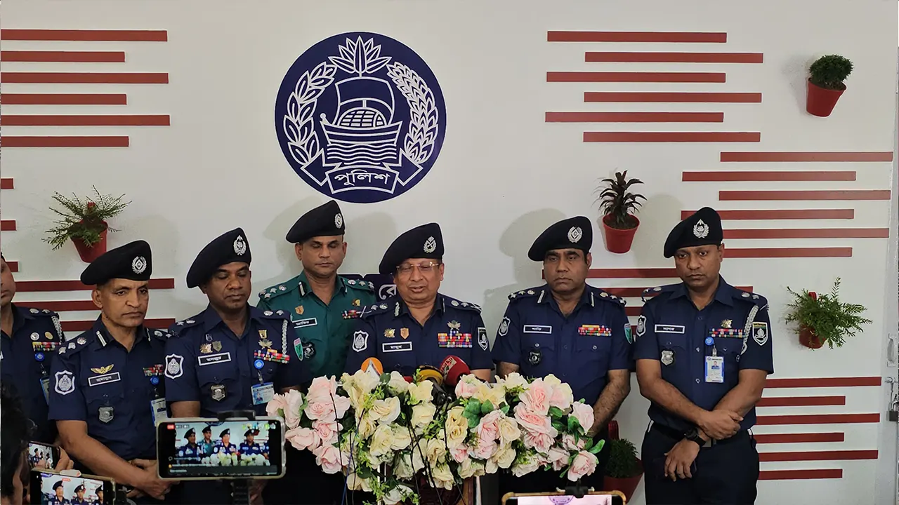 মৌলভীবাজার পুলিশ লাইন্সে সাংবাদিকদের সঙ্গে কথা বলছেন পুলিশের মহাপরিদর্শক (আইজিপি) চৌধুরী আবদুল্লাহ আল-মামুন। ছবি : কালবেলা