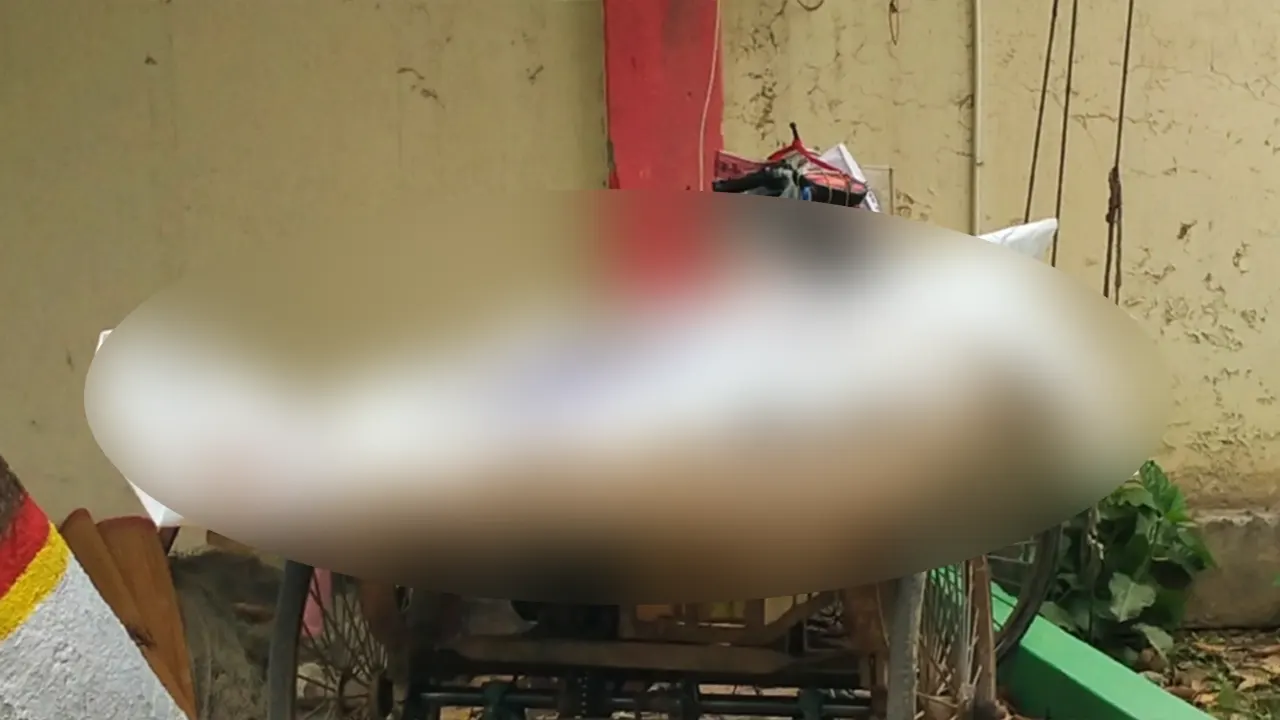 গৃহবধূর ঝুলন্ত মরদেহ উদ্ধার করেছে পুলিশ। ছবি : কালবেলা