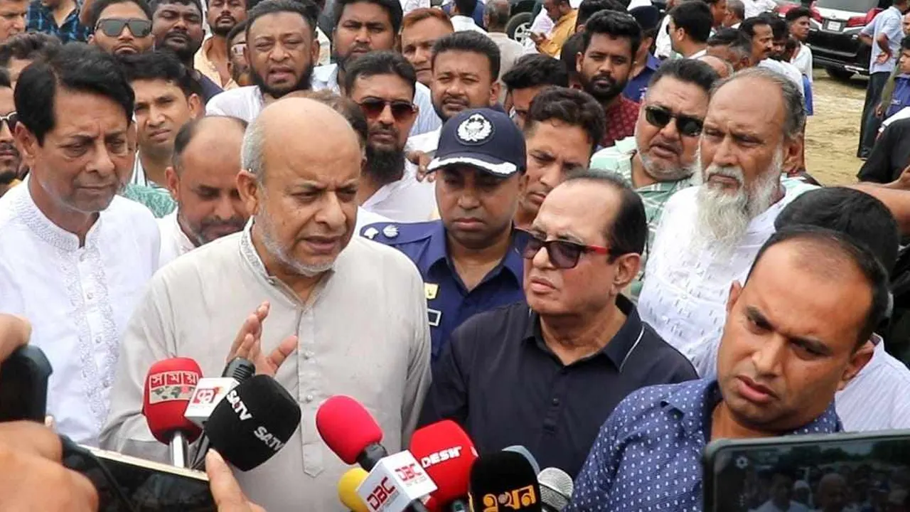 ‘ব্রডগেজ রেলপথ নির্মাণ’ শীর্ষক প্রকল্পের অগ্রগতি পরিদর্শনে রেলমন্ত্রী মো. জিল্লুল হাকিম। ছবি : কালবেলা