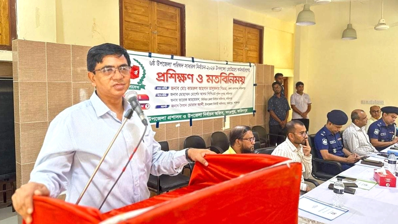 মতবিনিময় সভায় কথা বলেন ফরিদপুর জেলা প্রশাসক কামরুল আহসান তালুকদার। ছবি : কালবেলা