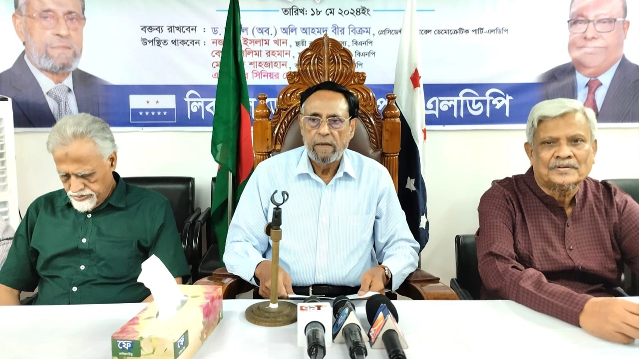 দলীয় কার্যালয়ে এক সংবাদ সম্মেলনে কর্নেল ড. অলি আহমদ। ছবি : সংগৃহীত