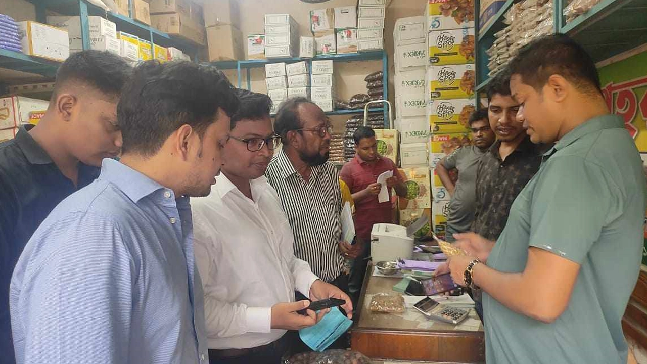 খাতুনগঞ্জে অভিযান পরিচালনা করেন সদর সার্কেলের সহকারী কমিশনার (ভূমি) ও এক্সিকিউটিভ ম্যাজিস্ট্রেট ইমরান মাহমুদ ডালিম। ছবি : কালবেলা