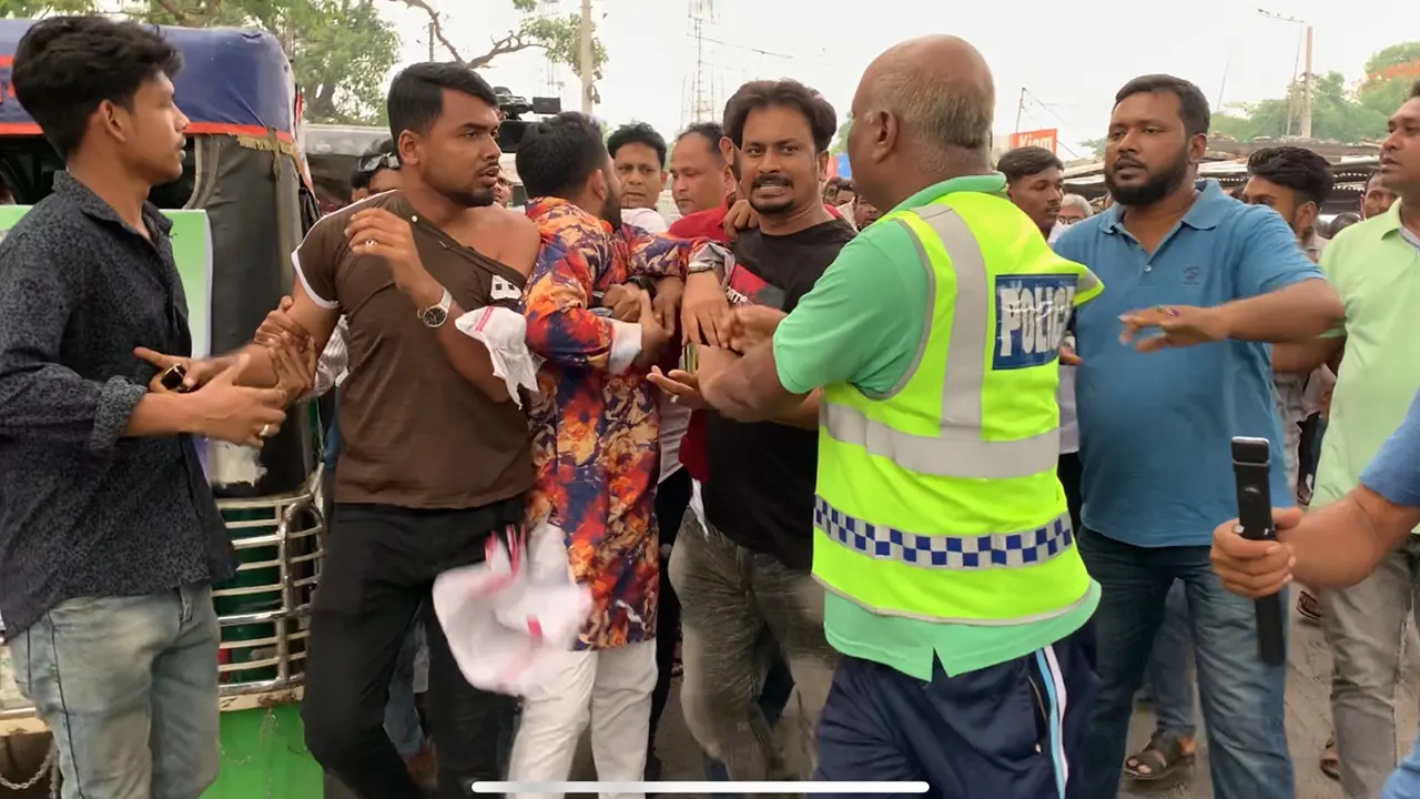 রাজশাহীর পবা উপজেলার দামকুড়া বাজারে পুলিশ-বিএনপি ধ্বস্তাধ্বস্তি হয়। ছবি : কালবেলা