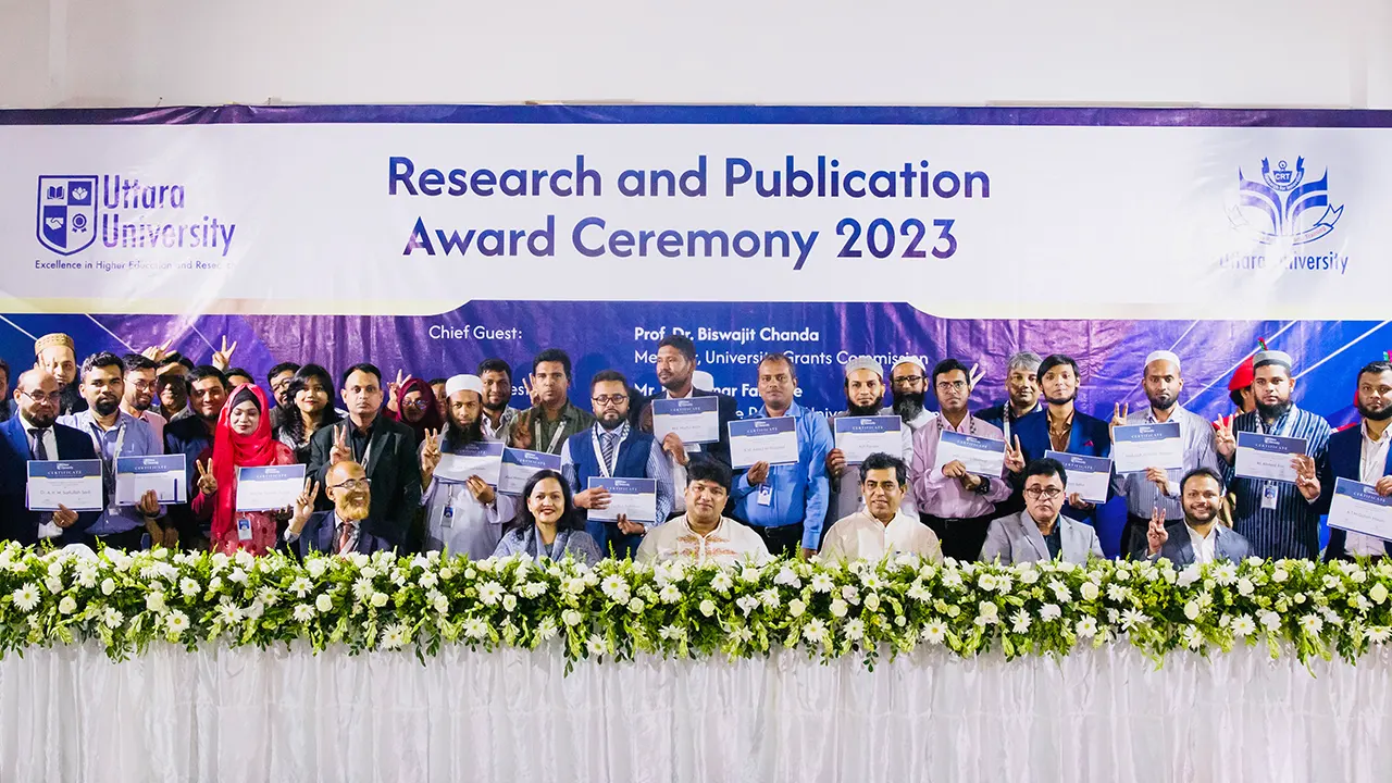 উত্তরা ইউনিভার্সিটির ‘রিসার্চ অ্যান্ড পাবলিকেশন অ্যাওয়ার্ড-২০২৩’ অনুষ্ঠানে অতিথিদের সঙ্গে পুরস্কারপ্রাপ্তরা। ছবি : কালবেলা