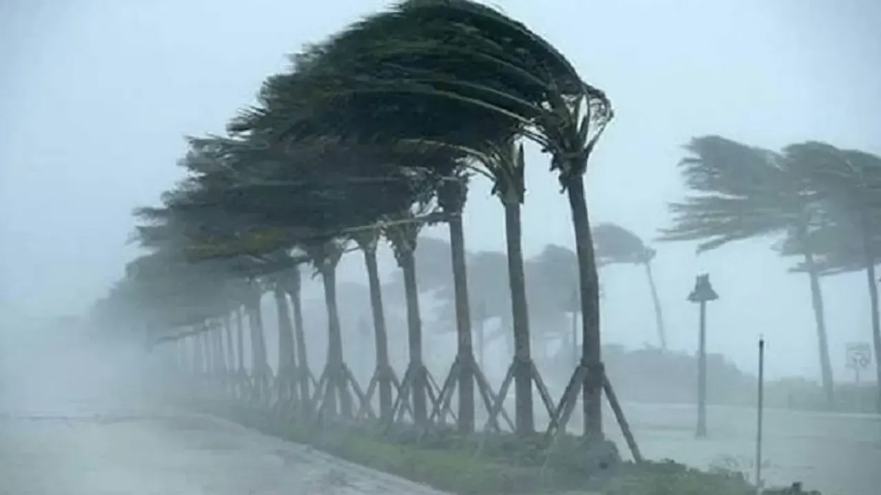 সকালের মধ্যে তীব্র ঝড় হতে পারে যেসব জেলায়