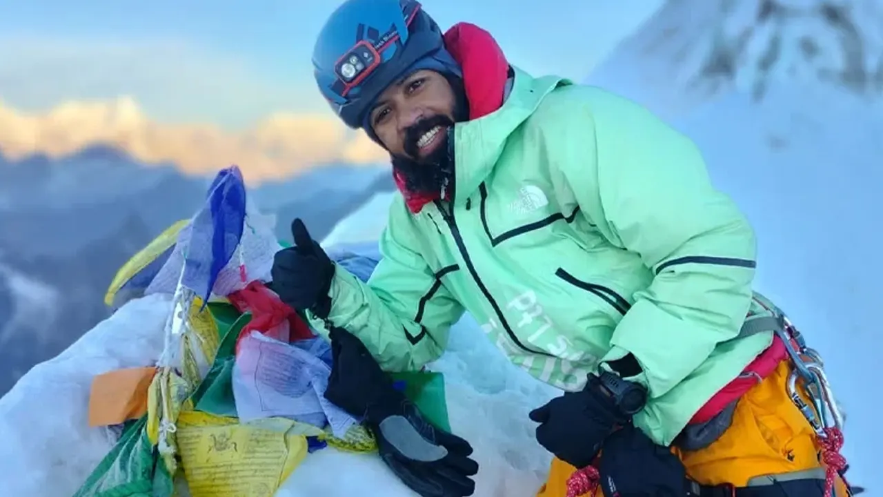 এভারেস্ট জয় করলেন আরেক বাংলাদেশি