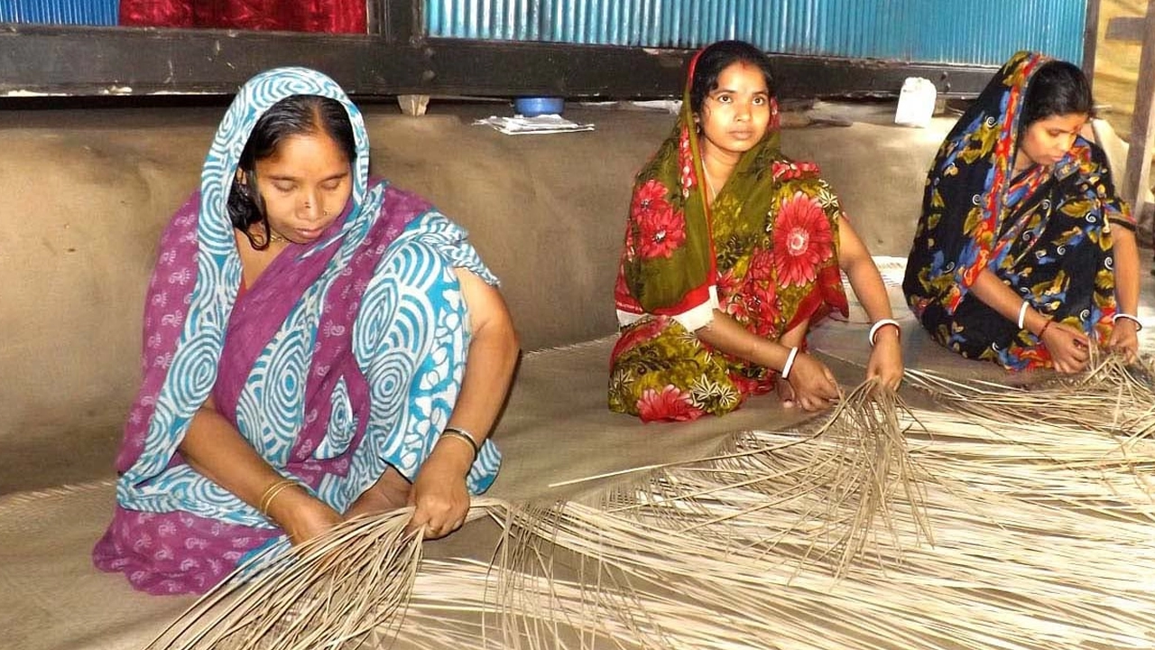 শীতলপাটি বুঁনছেন কয়েকজন নারী পাটিকর। ছবি : কালবেলা