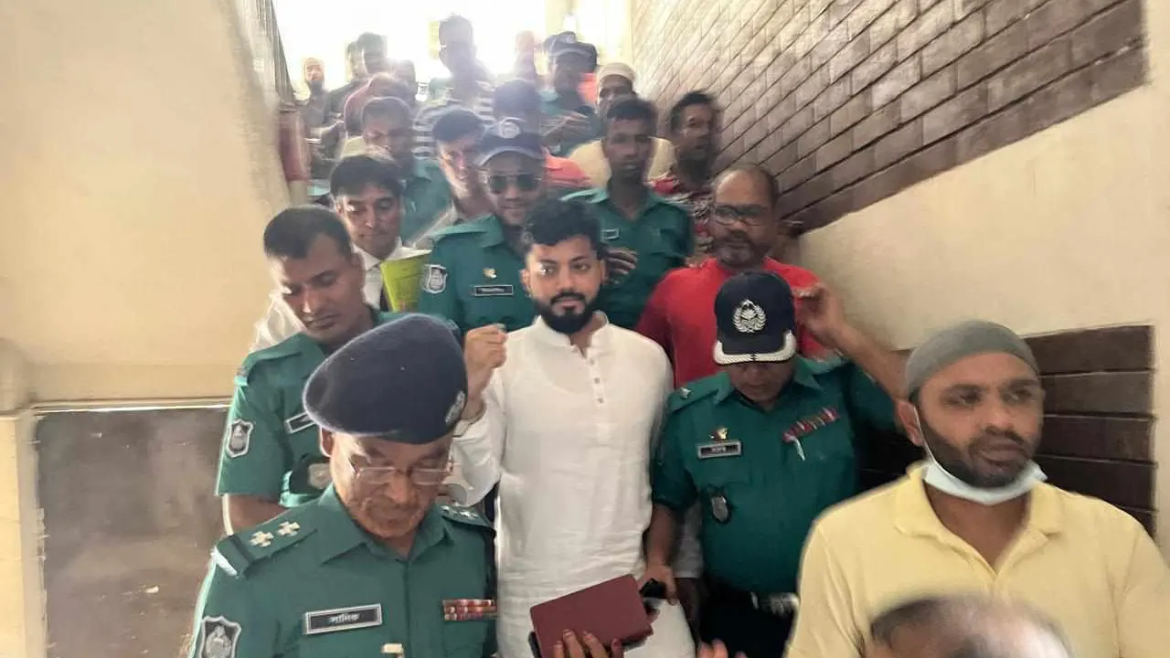 আদালত থেকে কারাগারে নেওয়ার পথে বিএনপি নেতা ইশরাক হোসেন। ছবি : কালবেলা