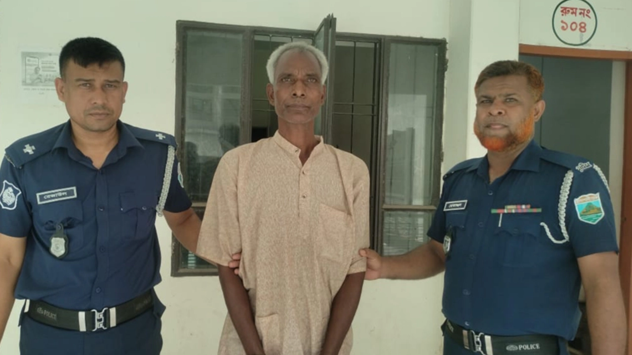আদালত চত্বরে যাবজ্জীবন কারাদণ্ডপ্রাপ্ত লুবিন বাস্কে।