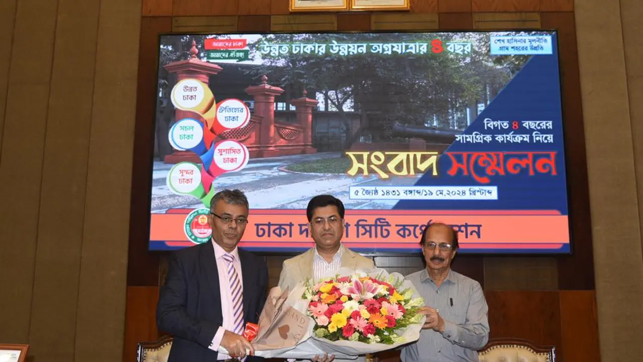 ঢাকা দক্ষিণ সিটির নগর ভবনে মেয়র তাপসের দায়িত্বভার গ্রহণের বর্ষপূর্তি উপলক্ষে আয়োজিত ‘উন্নত ঢাকার উন্নয়ন অগ্রযাত্রার ৪ বছর’ শীর্ষক সংবাদ সম্মেলনে তাকে ফুল শুভেচ্ছা জানান করপোরেশনের কর্মকর্তারা। ছবি : কালবেলা